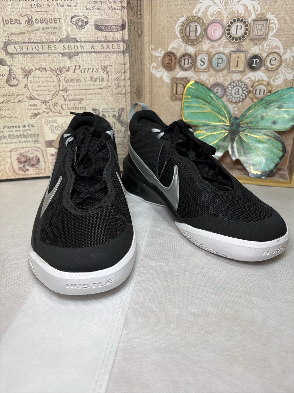 W7/BBY5 Nike Black & Silver Low-Top Sneakers w/Box